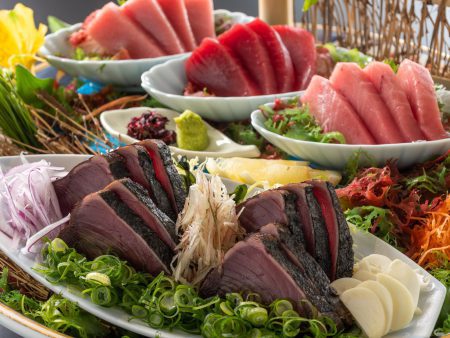 【皿鉢料理】藁で炙った鰹の塩タタキに高知県大月町産の本鮪3種を食べ比べ！