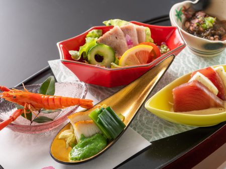 【前菜】ウツボぬた味噌に鯨さえずりサラダ、酒盗もずくなど、土佐食材を彩り綺麗に盛り付け