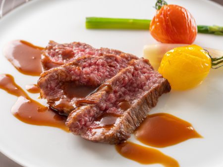 【四万十牛ロースステーキ】甘みのある脂が特徴の希少な四万十牛をアプリコット(あんず)ソースで頂く