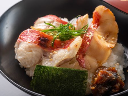 【金目丼】3種類の味付けを楽しめる金目丼！すじ青のりやネギ味噌と一緒にお召し上がりください