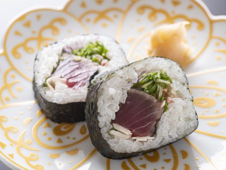 【土佐巻き】食欲をそそるにんにくともっちり肉厚な鰹のタタキが巻かれた高知県を代表する豪快な巻き寿司