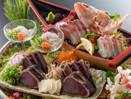 【皿鉢料理】鰹のタタキをメインに乙女鯛や土佐勘八など土佐湾で獲れた新鮮な旬魚の刺身を盛り付け