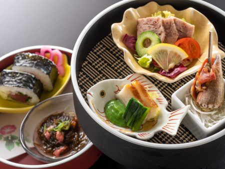 【前菜】ウツボぬた味噌に鯨さえずりサラダ、酒盗もずく、土佐巻きなど、土佐食材を彩り綺麗に盛り付け