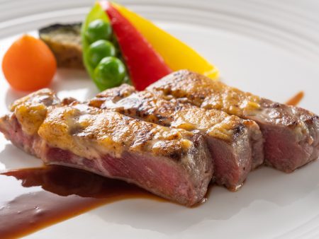 【黒毛和牛のオランデーズソース焼き】黒毛和牛のジューシーな旨味と濃厚なオランデーズソースが相性抜群