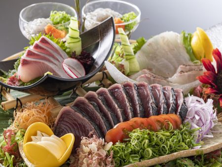 【皿鉢料理】鰹のタタキはもちろん、乙女鯛や土佐勘八など新鮮な旬魚の刺身を盛り付け