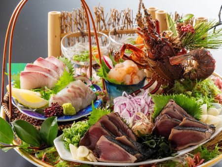 【皿鉢料理】伊勢海老姿造りや藁で炙った鰹のタタキをメインに土佐湾で獲れた新鮮な旬魚のお刺身を盛り付け