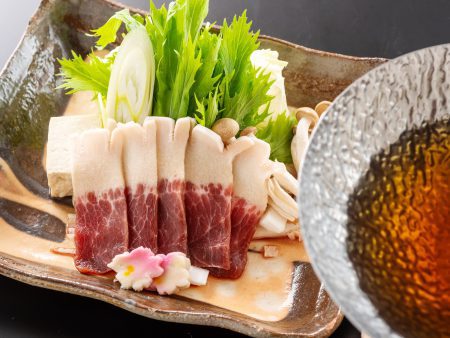 【はりはり鍋】めったに味わえない稀少な鯨肉の旨味とシャキシャキとした水菜の食感をお楽しみください。