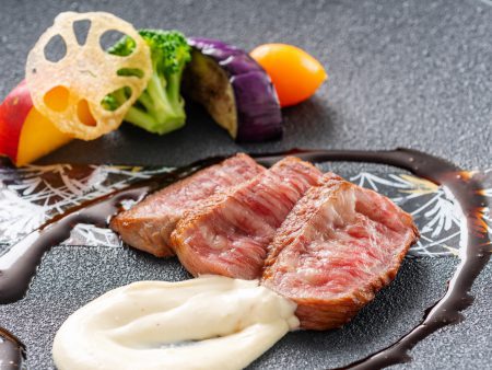 【黒毛和牛ステーキ】上質で柔らかい黒毛和牛肉を2種類のソースで。味わうほどに旨み広がる絶品ステーキ。