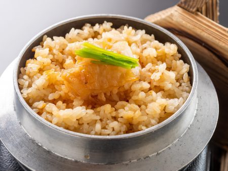 【釜飯】ふわっと柔らかく旨味が凝縮されたフグを高知産の艶々のお米と頂く、最高に美味しい釜飯。