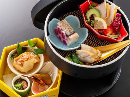 【前菜】ぷりぷりの伊勢海老と雲丹のサラダにウツボぬた味噌や土佐貝など土佐食材を彩りキレイに盛り付け