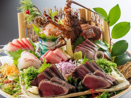 【皿鉢料理】ぷりっぷりの伊勢海老姿造りや高知県産本鮪のトロなど、土佐湾で獲れた新鮮な旬魚の盛り合わせ。