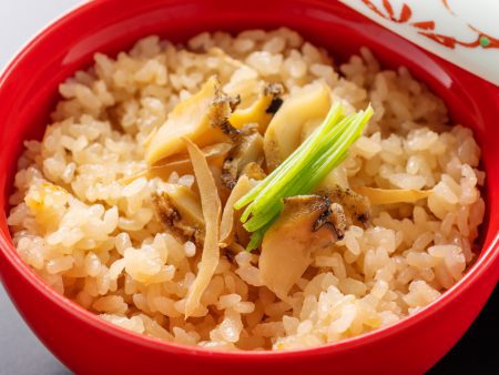 【鮑の炊き込み御飯】コリコリとした食感が心地よい鮑を高知産の艶々のお米と頂く、最高に美味しい釜飯。