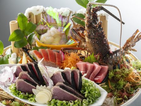 【皿鉢料理】ぷりっぷりの伊勢海老姿造りや高知県産本鮪など、土佐湾で獲れた新鮮な旬魚の盛り合わせ。