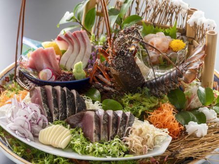 【皿鉢料理】ぷりっぷりの伊勢海老姿造りや高知県産本鮪など、土佐湾で獲れた新鮮な旬魚の盛り合わせ。