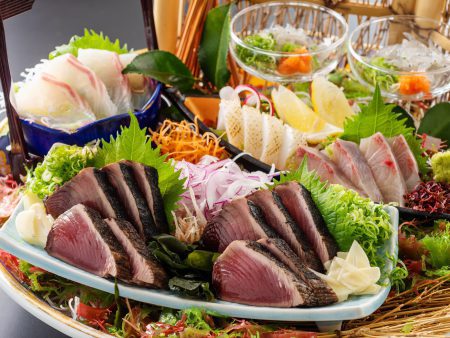 【皿鉢料理】藁で炙った鰹の藁焼きタタキに土佐湾で獲れた新鮮な旬魚のお刺身をご堪能ください。