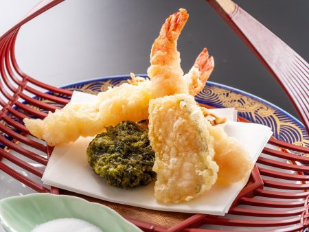 【揚物】土佐生姜の香ばしいかき揚げや青さ海苔の天麩羅、ウツボの唐揚げなど、土佐の天麩羅を旨味塩で。
