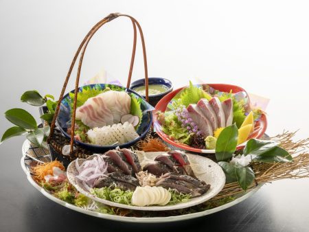 【皿鉢料理】藁で炙った鰹の藁焼きタタキに土佐湾で獲れた新鮮な旬魚のお刺身をご堪能ください。