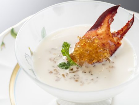 【スープ】なめらかなヴィシソワーズに、クローミートとオマール海老のコンソメジュレを添えた贅沢な一皿。