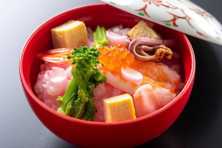 【ちらし寿司】高知県産の柚の酢を混ぜた御飯から柚子の香りがふわっと香る。色鮮やかな土佐のちらし寿司。
