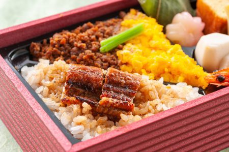 【ご飯】鰤玉そぼろご飯、三つ葉、鰻蒲焼ご飯