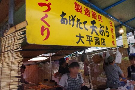 よさこい祭りで有名な高知市追手筋で開かれる高知の風物詩高知市追手筋で開かれる高知の風物詩「日曜市」