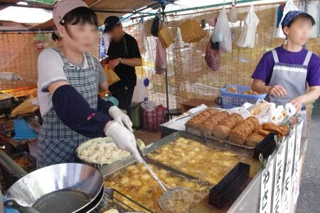 よさこい祭りで有名な高知市追手筋で開かれる高知の風物詩高知市追手筋で開かれる高知の風物詩「日曜市」