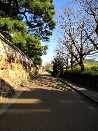 The street of houses with stonewalls is called Tsukiyashiki