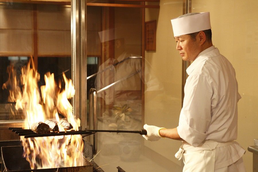 ガラス越しに見る豪快な藁焼きは大迫力！