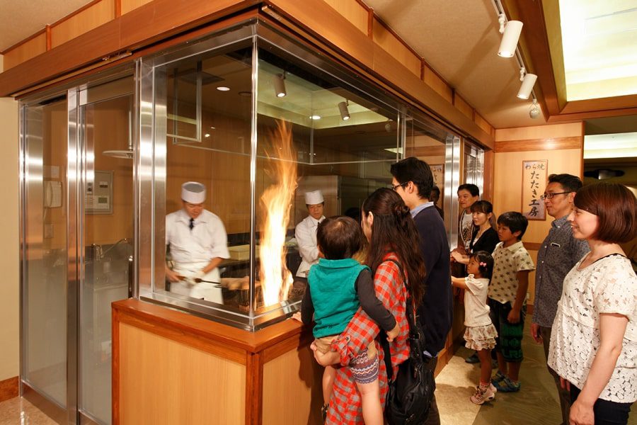 目の前で繰り広げられる豪快な鰹のわら焼き！ご家族でもじっくりお楽しみいただけます！