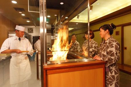 高知市ホテル城西館2階の藁焼きタタキ工房の実演