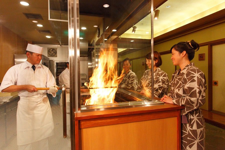 ガラス越しに見る豪快な藁焼きは大迫力！